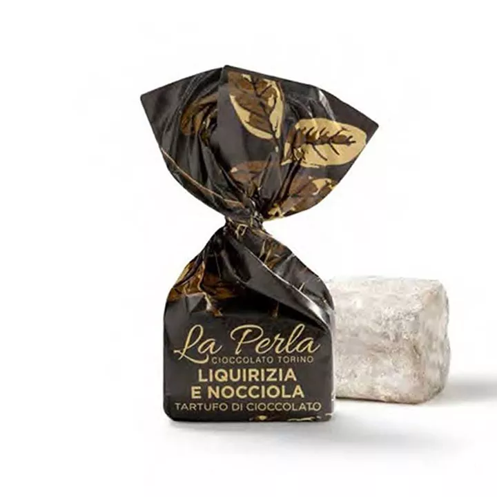 Bild på Vit chokladtryffel med lakrits, havssalt & hasselnötter