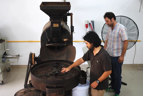 Samuel och Vincent undersöker chokladproduktionen