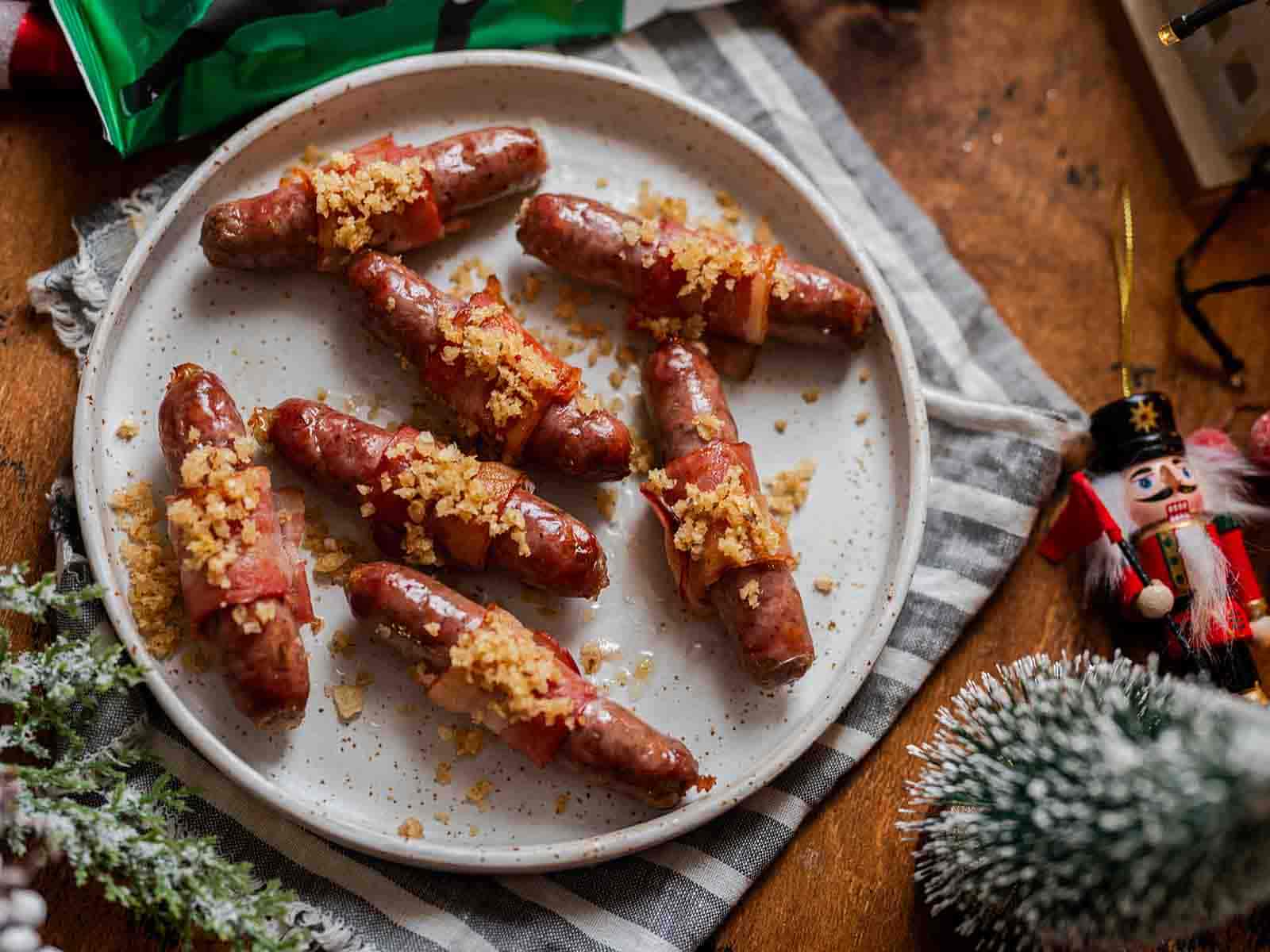Baconlindade-prinskorvar-med-krispigt-chipsstrossel-recept