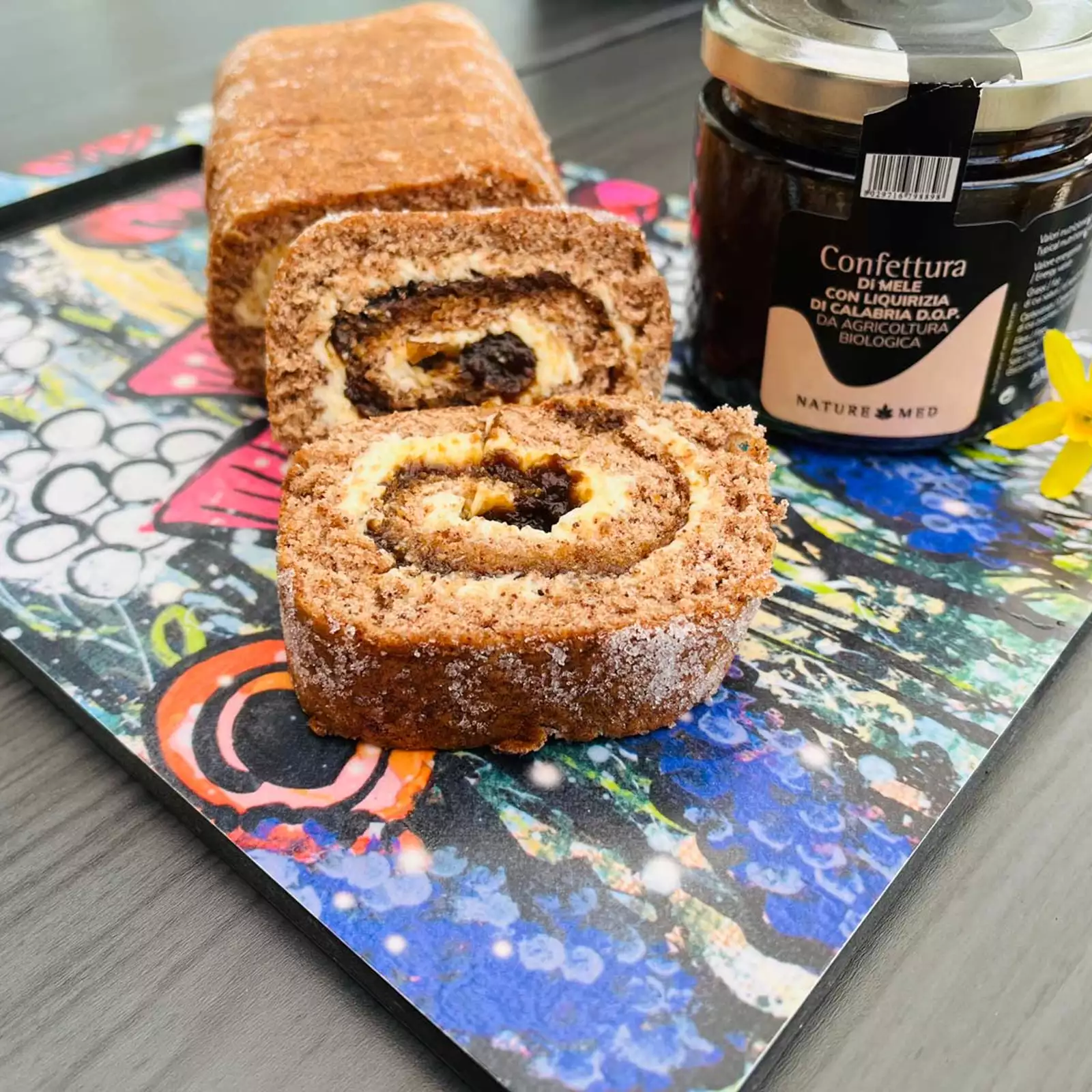 Rulltårta med lakrits & äpplekräm