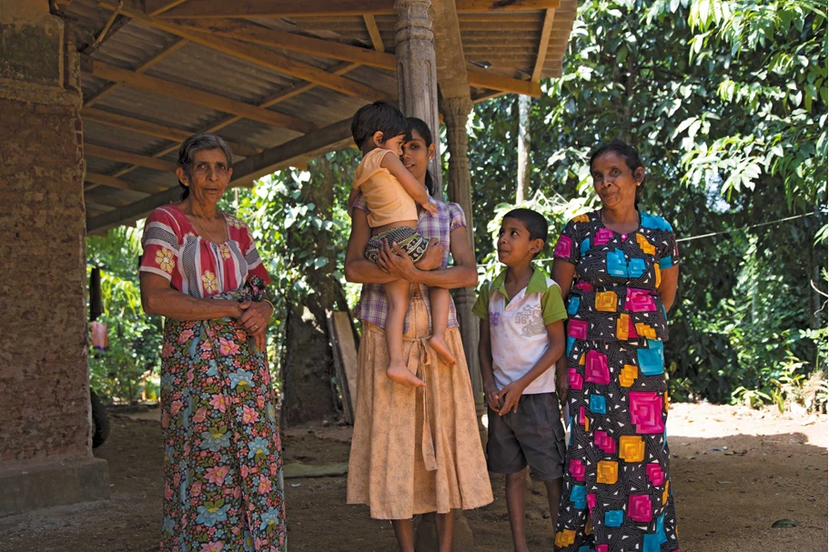 Familj som odlar ingefära i Sri Lanka